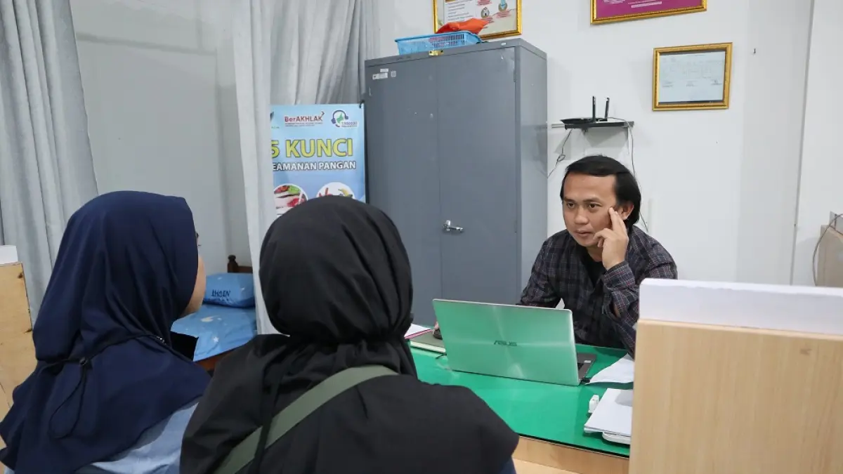Operator Dinas Pendidikan Kota Kediri melayani konsultasi orang tua siswa terkait SPMB 2026. (Foto: Ayu Isma)