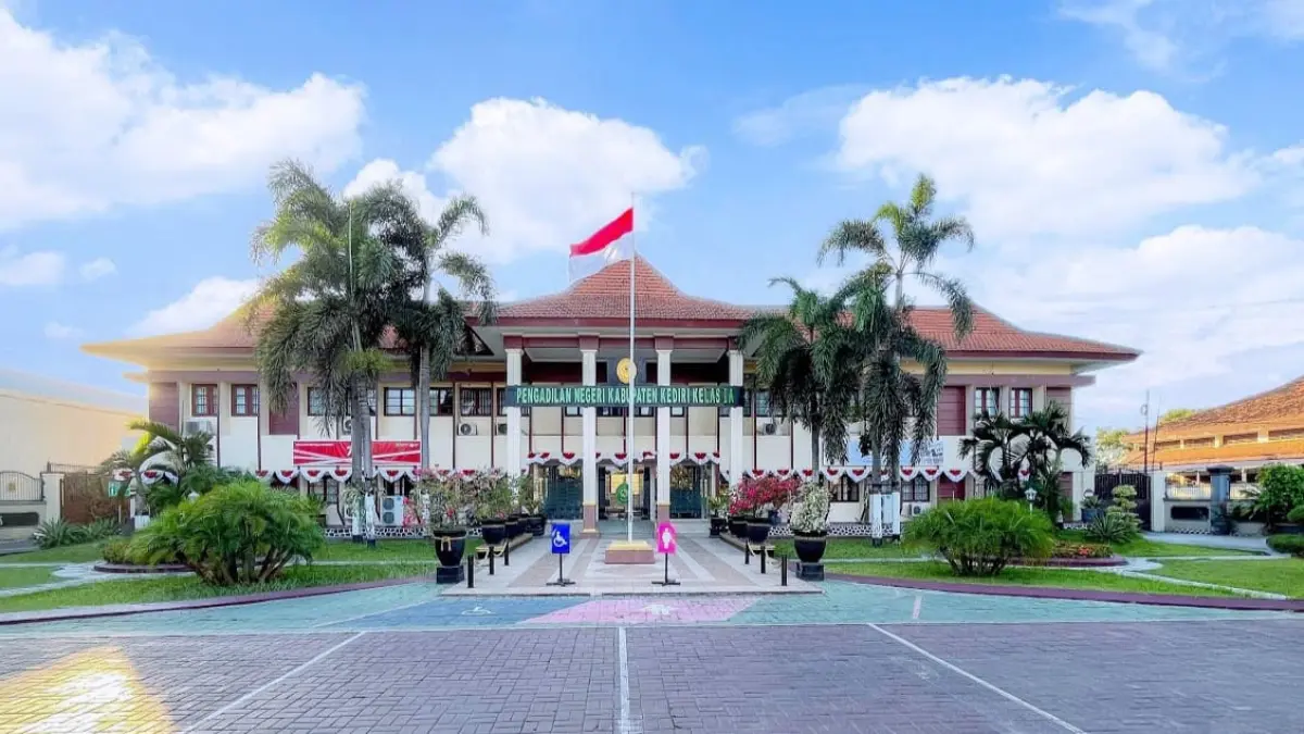 Foto dari depan, wajah Pengadilan Negeri Kab. Kediri (Sumber Foto : pn-kedirikab.go.id)