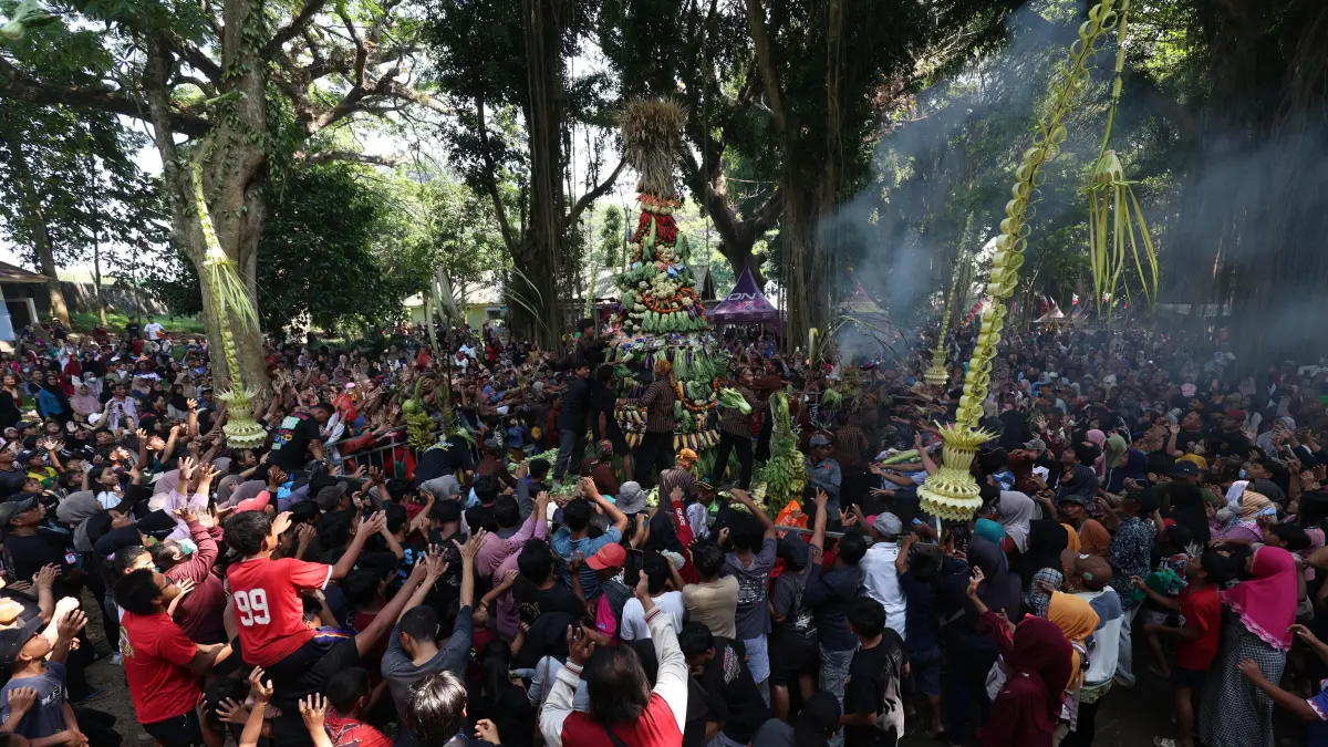 Ribuan Warga Ramaikan Tradisi Kebur Ubalan Kediri. (Wahyu Adji)