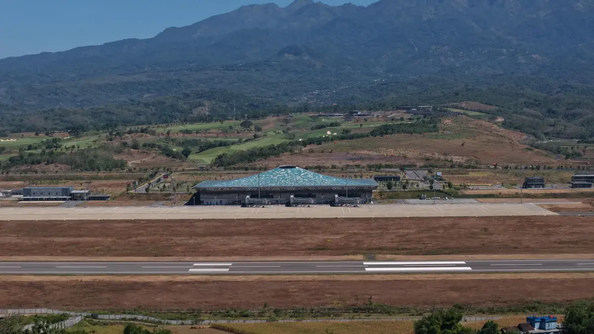Runway dan terminal Bandara Internasional Dhoho Kediri nampak dari atas. (Foto Wahyu Adji)