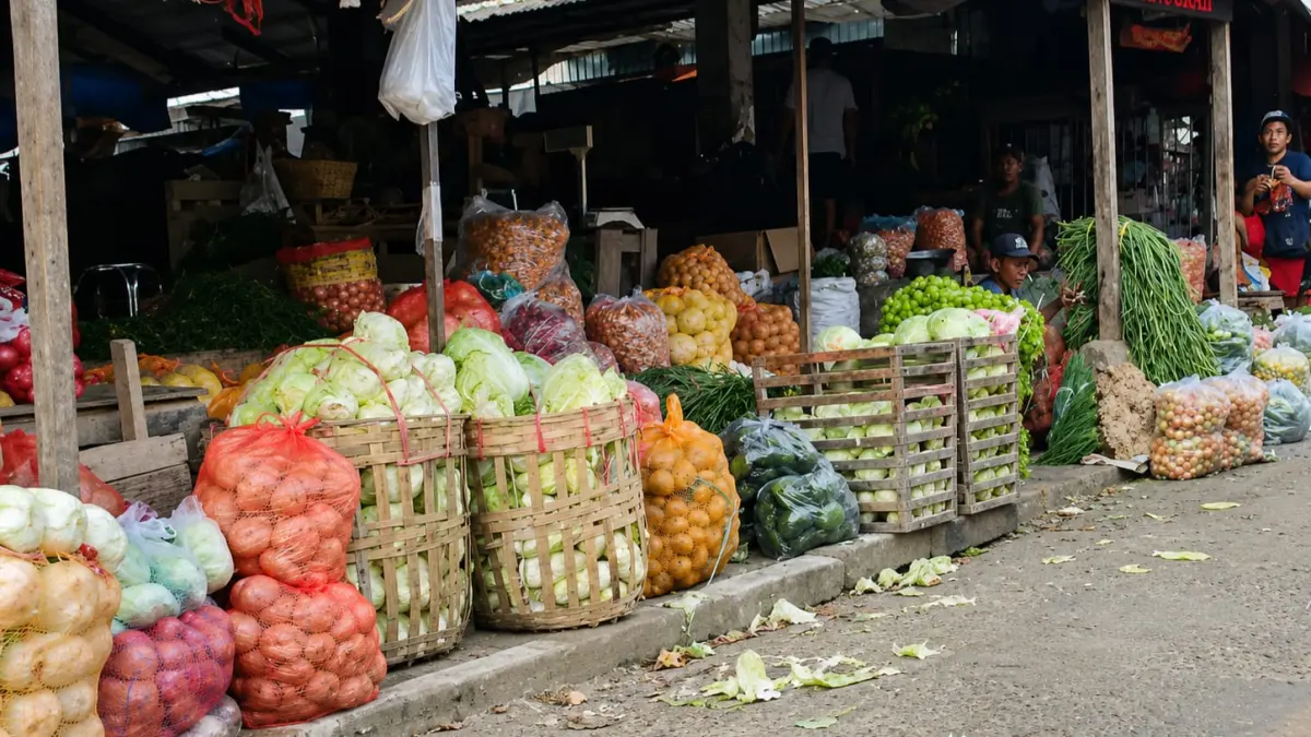 Suasana Pasar Induk Pare pada hari sabtu (4/7), beberapa komoditas mengalami perubahan harga (Sumber Foto : Imam Fathoni/JPRK)