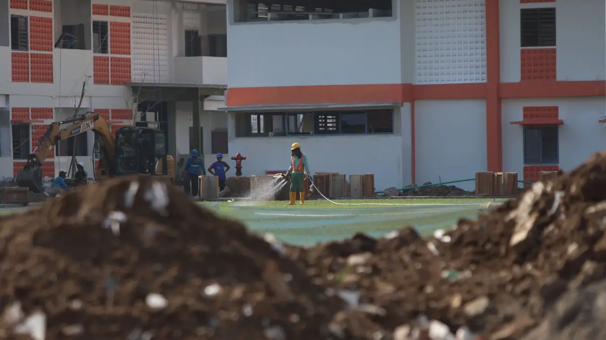 BELUM SELESAI: Sejumlah pekerja menyelesaikan pembangunan kompleks Sekolah Rakyat Kota Kediri di Kelurahan Lirboyo, Mojoroto. (Wahyu Adji/JPRK)
