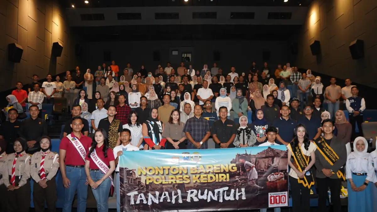 Berbagai elemen masyarakat berbaur dengan Polres Kediri dalam nobar di salah satu studio bioskop kediri (Sumber Foto : Humas Polres Kediri)