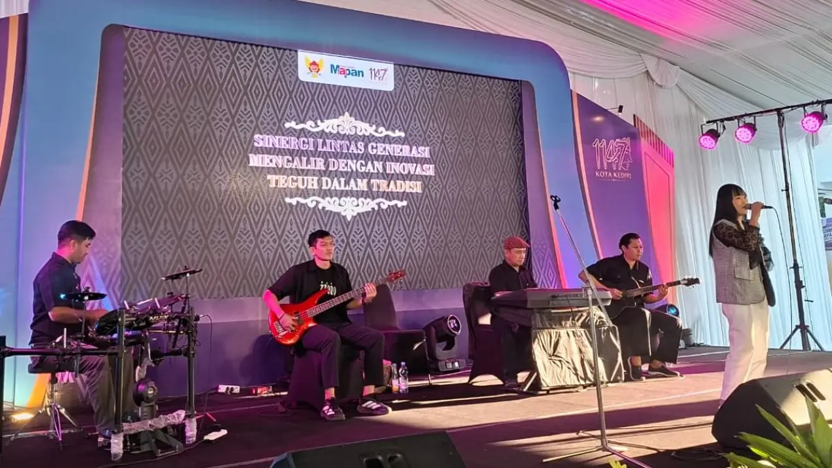 DISABILITAS BERDAYA: Anggota Santaro Band pentas di depan pengunjung bazar Mapan Expo di Jl Basuki Rahmat, Kota Kediri.