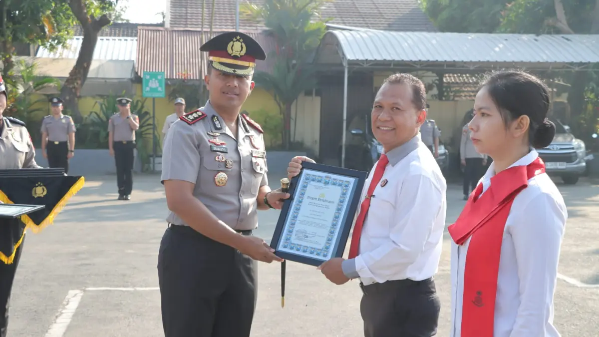 Kapolres Kediri berikan apresiasi pada personel yang berprestasi. (Foto Polres Kediri)