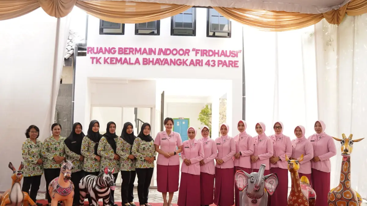 Pengurus Bhayangkari Polres Kediri foto bersama di depan ruang bermain TK Kemala yang baru diresmikan. (Foto Polres Kediri)