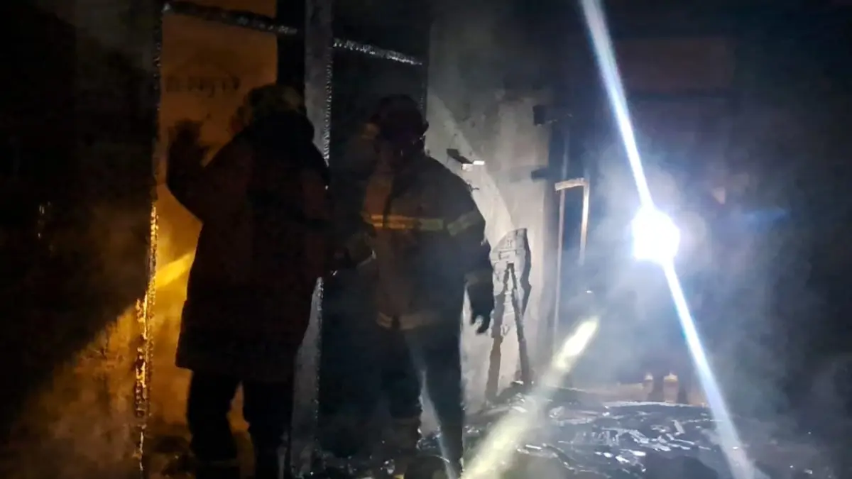 petugas saat menangani kebakaran di Gampengrejo. (Foto Damkar Kabupaten Kediri)