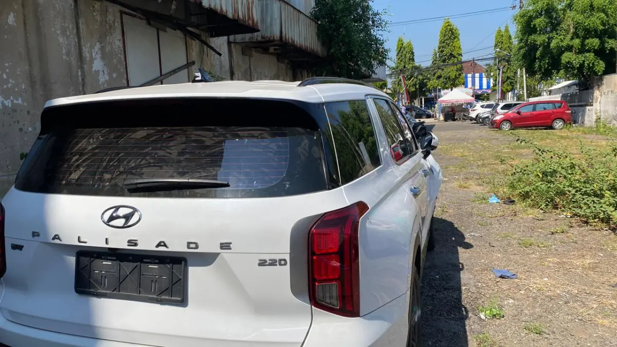 Polisi menahan Hyundai Palisade penyebab laka beruntun Mojoroto Kediri. (HILDA NURMALA RISANI)