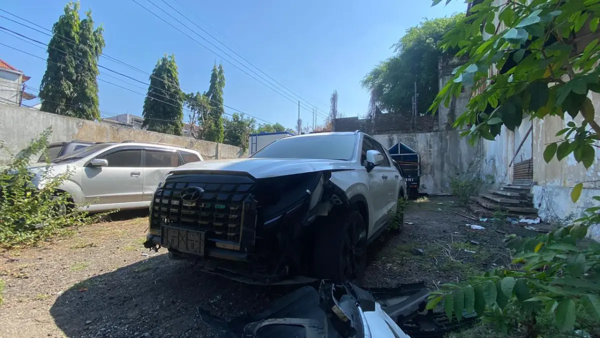 Polisi mengamankan mobil Hyundai Palisade penyebab laka maut di Mojoroto Kediri. (hilda nurmala risani)
