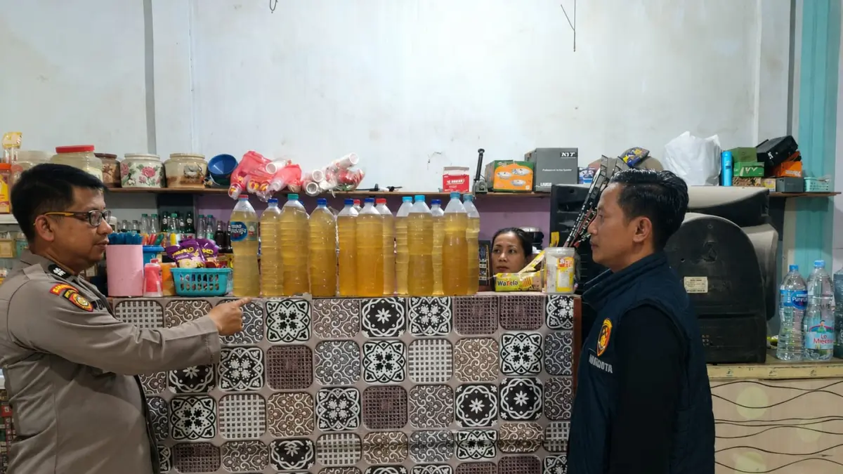 Polsek Pare mengamankan sejumlah minuman keras di 2 warung yang berbeda (Sumber Foto : Polsek Pare) 