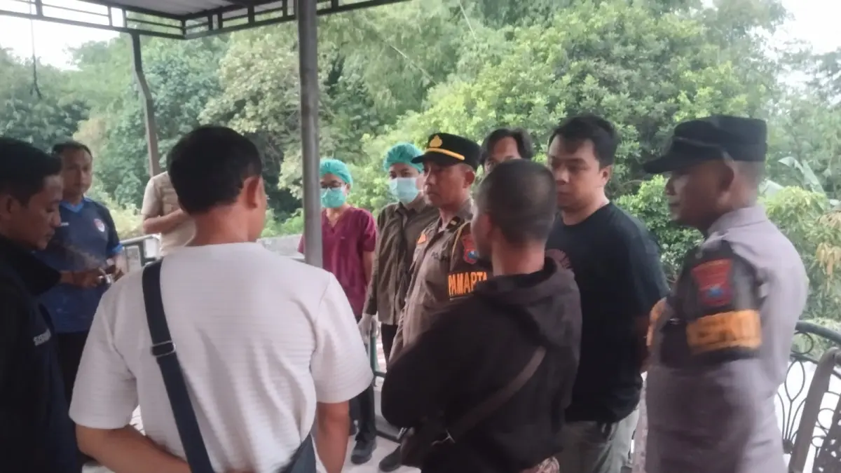 Suasana rumah korban di Desa Gedangsewu Kec. Pare (Sumber Foto : Polsek Pare)