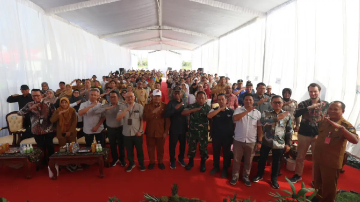 UNTUK PERTANIAN MODERN: Sekda Kabupaten Kediri M. Solikin (6 dari kiri), Direktur Perbenihan Tanaman Hortikultura Kementan Tommy Nugraha (5 dari kiri), dan Plt Kepala Dispertabun Kabupaten Kediri Sukadi (kanan) bersama sejumlah pejabat dan undangan dalam pembukaan Gelar Inovasi dan Teknologi Pertanian (Gertek) 2026 kemarin. (Foto: Wahyu Adji/JPRK)