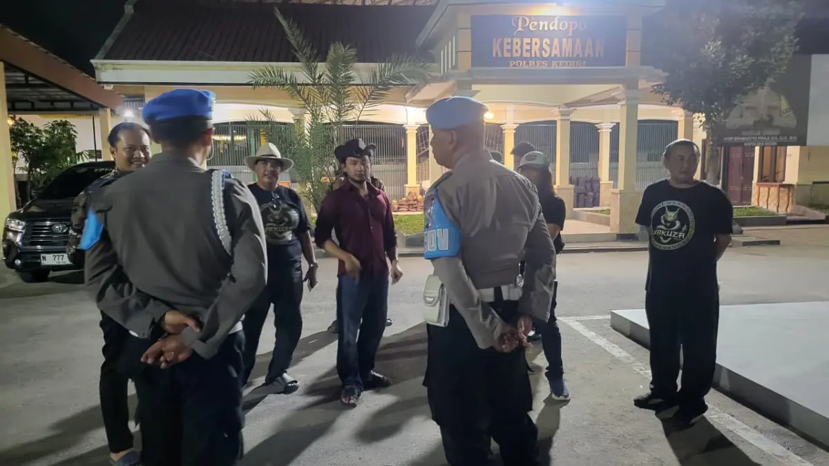 Gus Thuba saat mengawal terduga pelaku ke Polres Kediri. (Dokumen Yakuza Maneges)