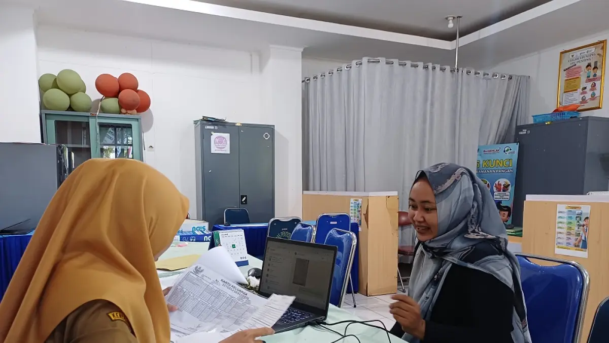 Orang tua siswa memproses pendataan sebelum mendaftar di jalur domisili umum SPMB Kota Kediri. (Foto: Ayu Isma)