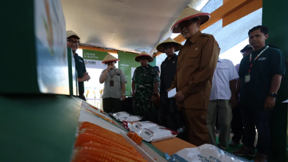 TEKNOLOGI BARU: Direktur Perbenihan Tanaman Hortikultura Kementan Tommy Nugraha (kiri) mencoba operasional pompa air menggunakan ponsel yang ikut dipamerkan dalam Gertek di Desa Bulusari, Tarokan kemarin. (Foto: Wahyu Adji/JPRK)