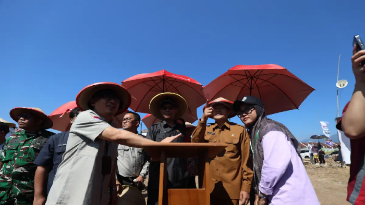 TEKNOLOGI BARU: Direktur Perbenihan Tanaman Hortikultura Kementan Tommy Nugraha (kiri) mencoba operasional pompa air menggunakan ponsel yang ikut dipamerkan dalam Gertek di Desa Bulusari, Tarokan kemarin. (Foto: Wahyu Adji/JPRK)
