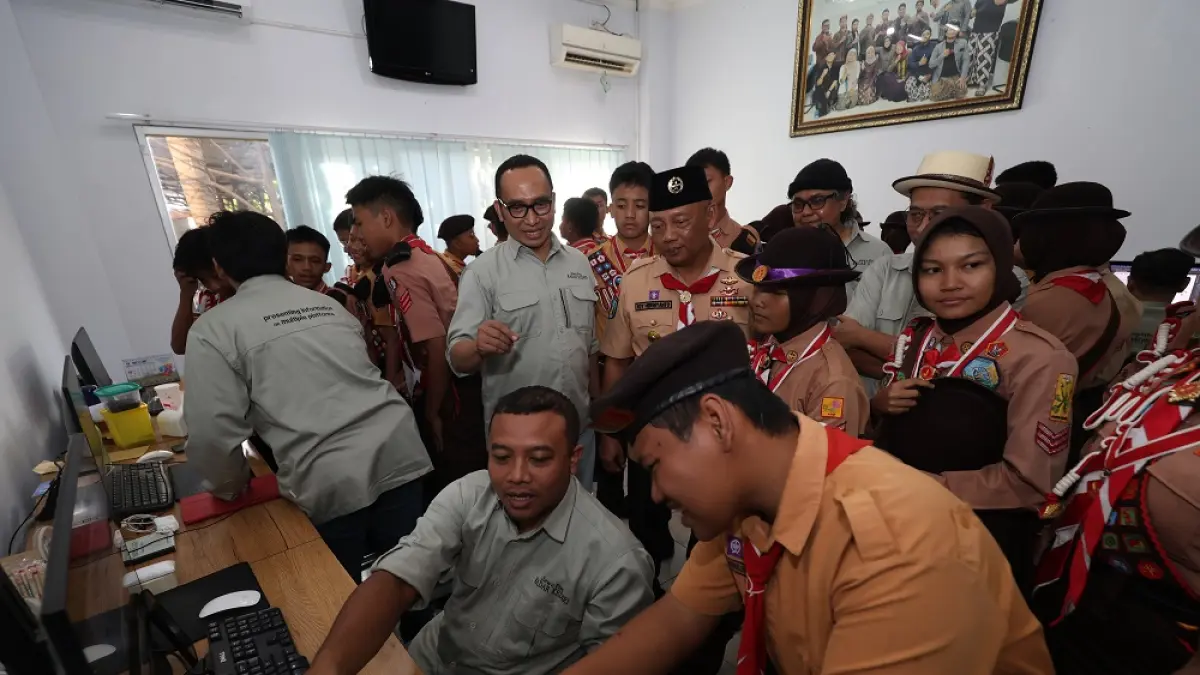 DAPUR REDAKSI: Ketua Kwarcab Pramuka Kota Kediri Kak Edy Herwiyanto (peci hitam) dan Direktur JP Radar Kediri Kurniawan Muhammad (3 dari kiri) melihat proses produksi berita bersama puluhan anggota Kontingen Jambore Nasional XII Kota Kediri. (Foto: Wahyu Adji)