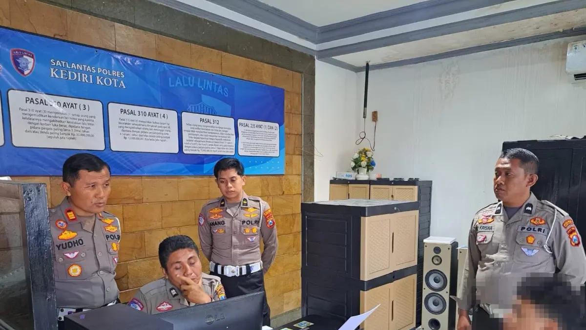 Kasatlantas Polres Kediri Kota AKP Tutud Yudho Prastyawan bersama penyidik Unit Gakkum memeriksa Den, 16, pengemudi Hyundai Palisade. (Satlantas Polres Kediri Kota for JPRK)