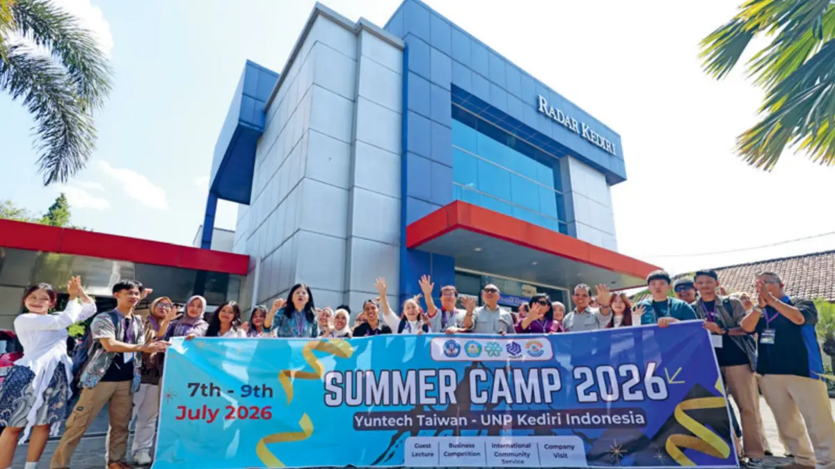 Puluhan Mahasiswa UNP Kediri dan YunTech Taiwan mengunjungi Kantor Radar Kediri. (WAHYU ADJI/JPRK)
