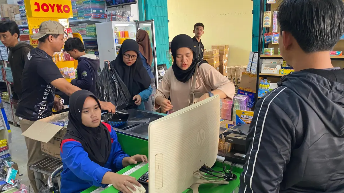 SAMBUT AJARAN BARU: Sejumlah ibu-ibu memilih alat tulis dan buku untuk anak-anaknya jelang tahun ajaran baru pertengahan Juli ini. (Hilda Nurmala Risani/JPRK)