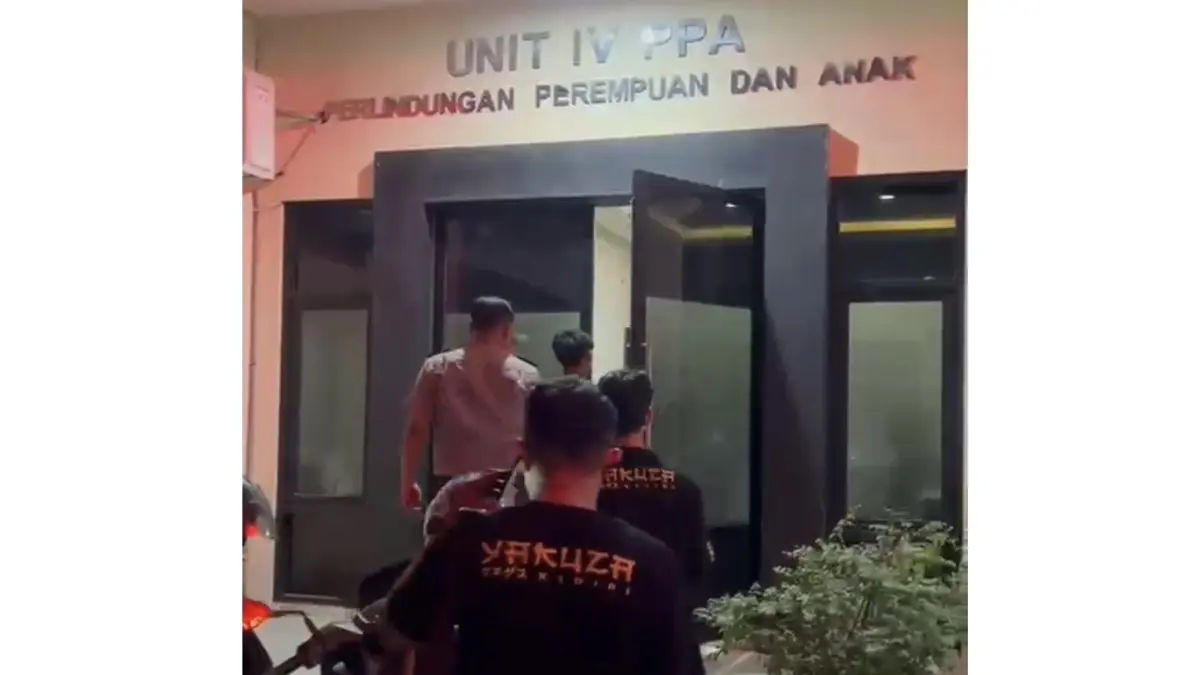 Tim Yakuza Maneges saat mengantar terduga pelaku ke Polres Kediri.
