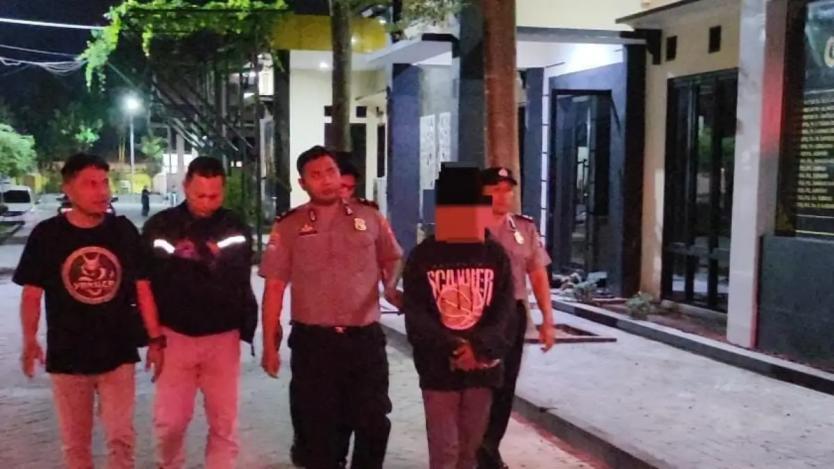 Tim Yakuza Maneges saat menggelandang terduga pelaku ke Mapolres Kediri. (Foto Yakuza Maneges)