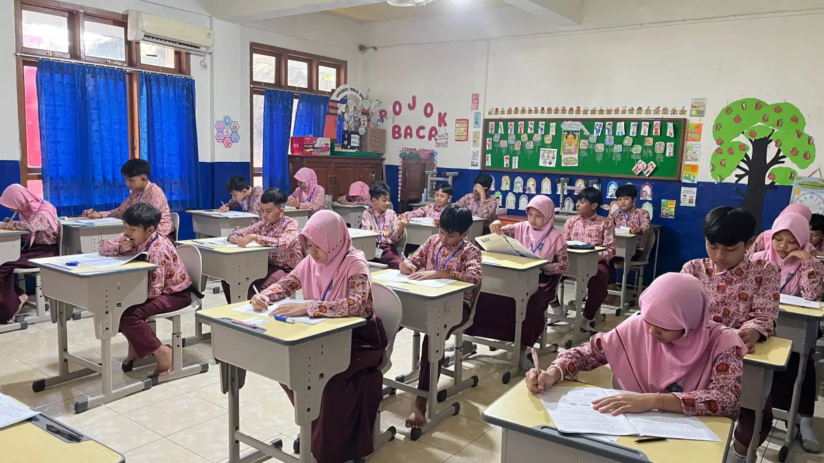 ANTUSIAS IKUT KKA: Puluhan siswa SD Muhammadiyah 1 Trenggalek belajar di kelas. Mereka siap ikut Kompetisi Kompetensi Akademik 2026 karena terinspirasi keberhasilan kakak kelasnya.