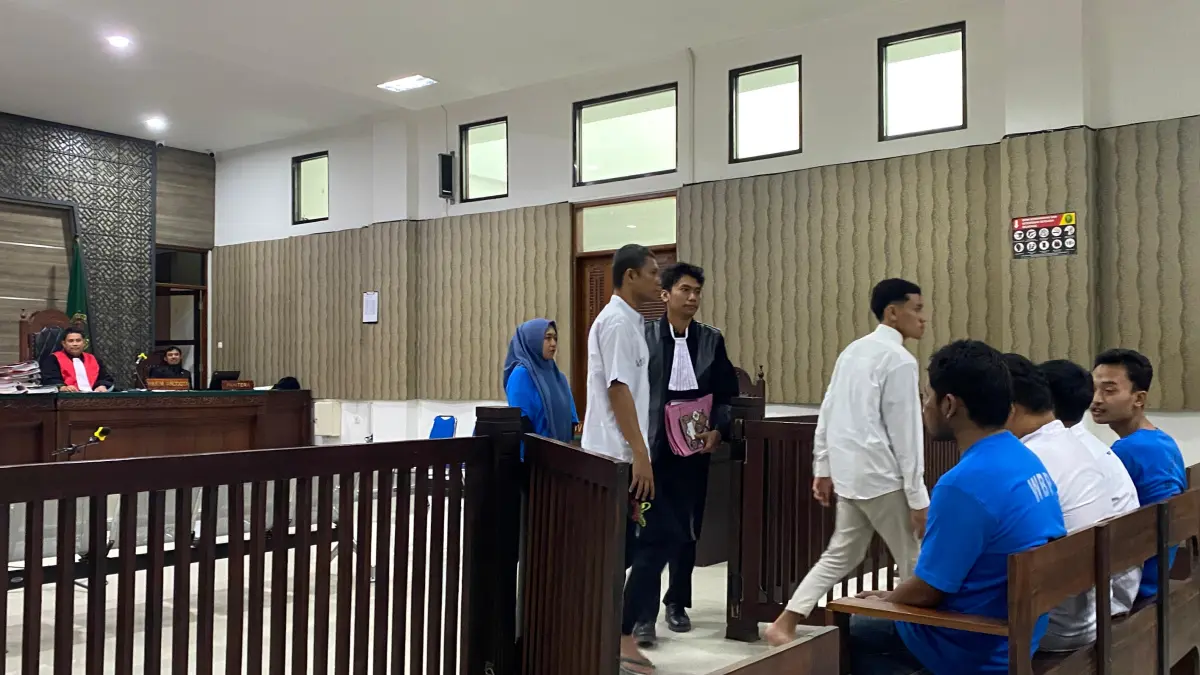 HUKUM : Terdakwa kasus penyelundupan sabu di Lapas Kelas II A Kediri menjalani sidang di PN Kediri. ((Hilda Nurmala Risani/JPRK)