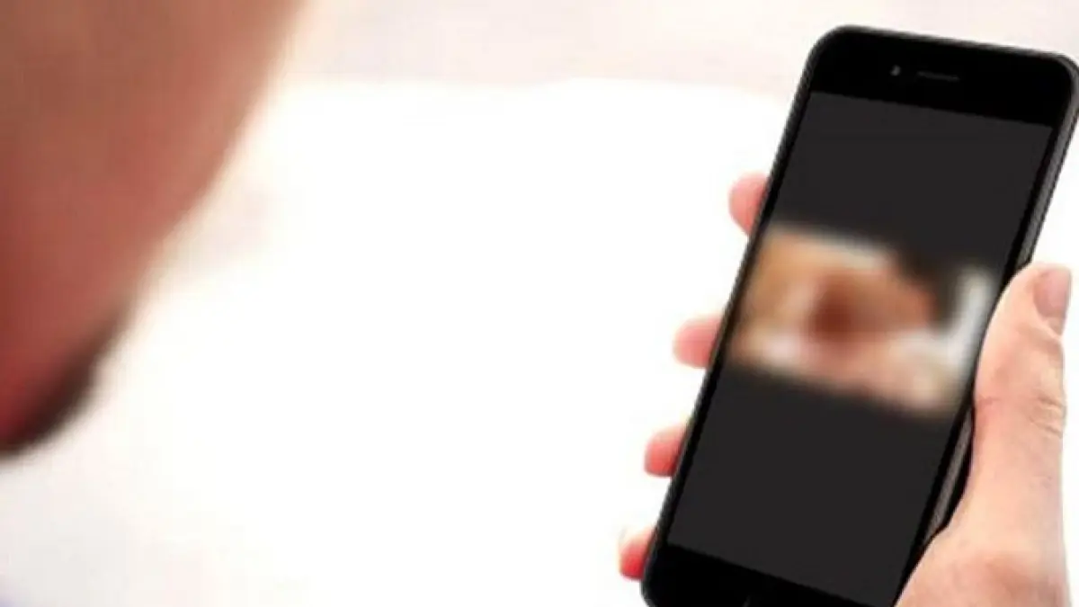 Ilustrasi video tak senonoh di handphone. (Dok JawaPos.com)