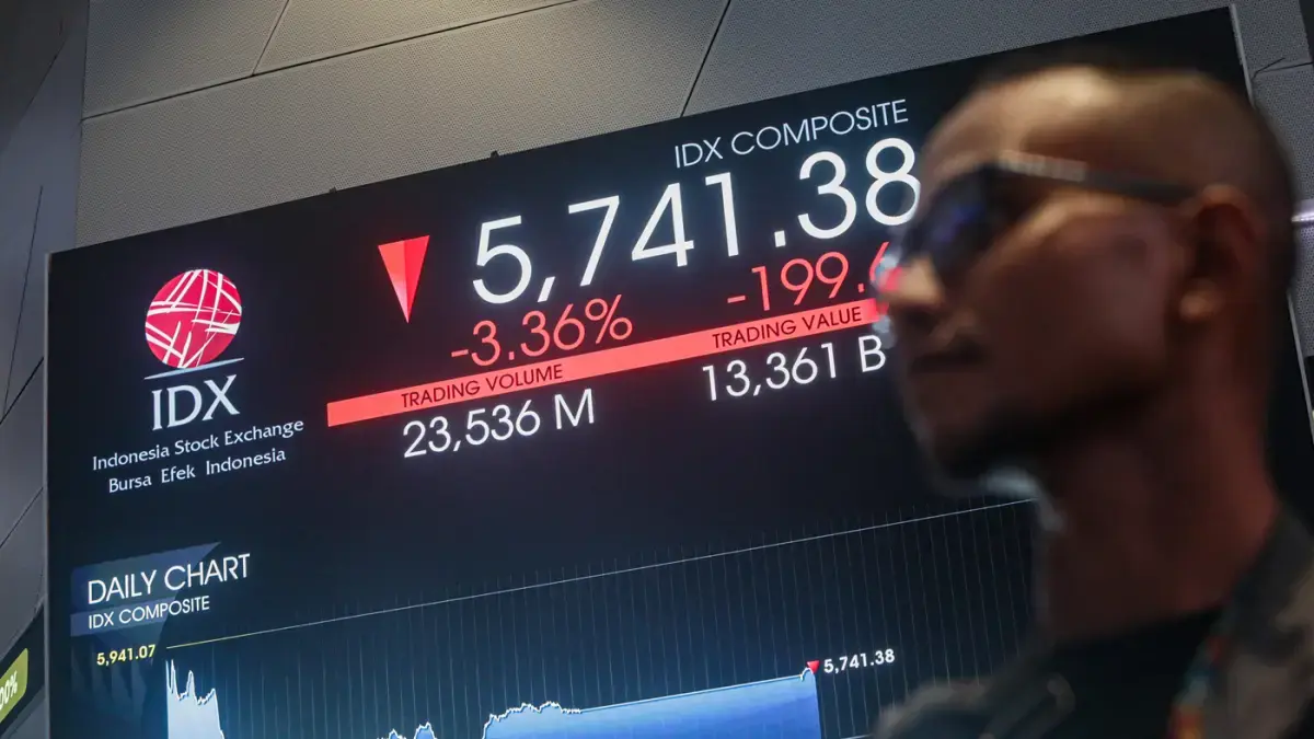 Karyawan berada di depan layar pergerakan Indeks Harga Saham Gabungan (IHSG) di Bursa Efek Indonesia. (Salman Toyibi/ Jawa Pos)