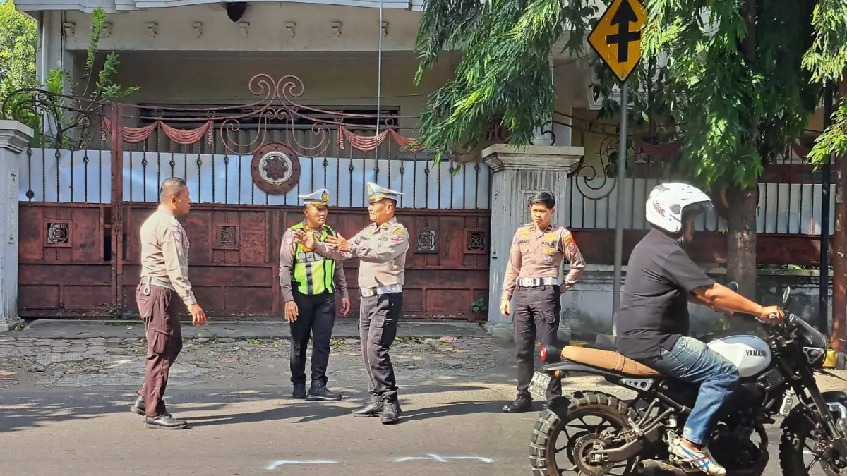 OLAH TKP : Jajaran Satlantas Polres Kediri Kota melakukan pemeriksaan di lokasi kecelakaan Hyundai Palisade. (Satlantas Polresta for JPRK)