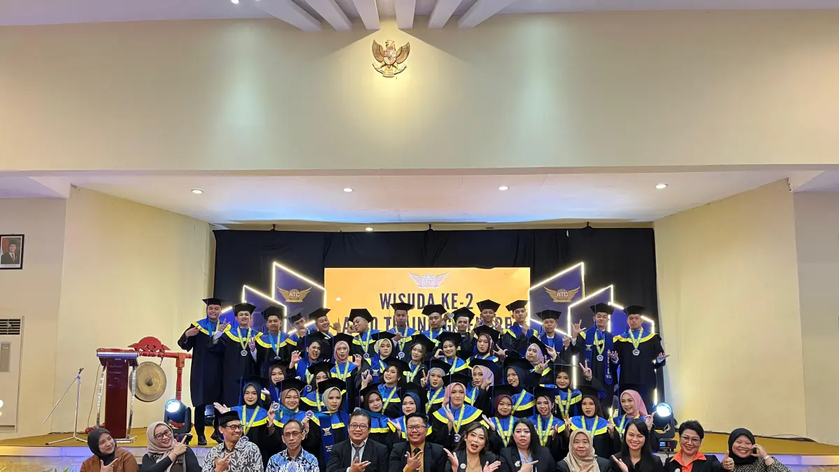 Para wisudawan berfoto bersama jajaran Manajemen dan mitra industri Aero Training Centre usai pengukuhan kelulusan kemarin, (8/7). (Foto: Syaikhu Alya)