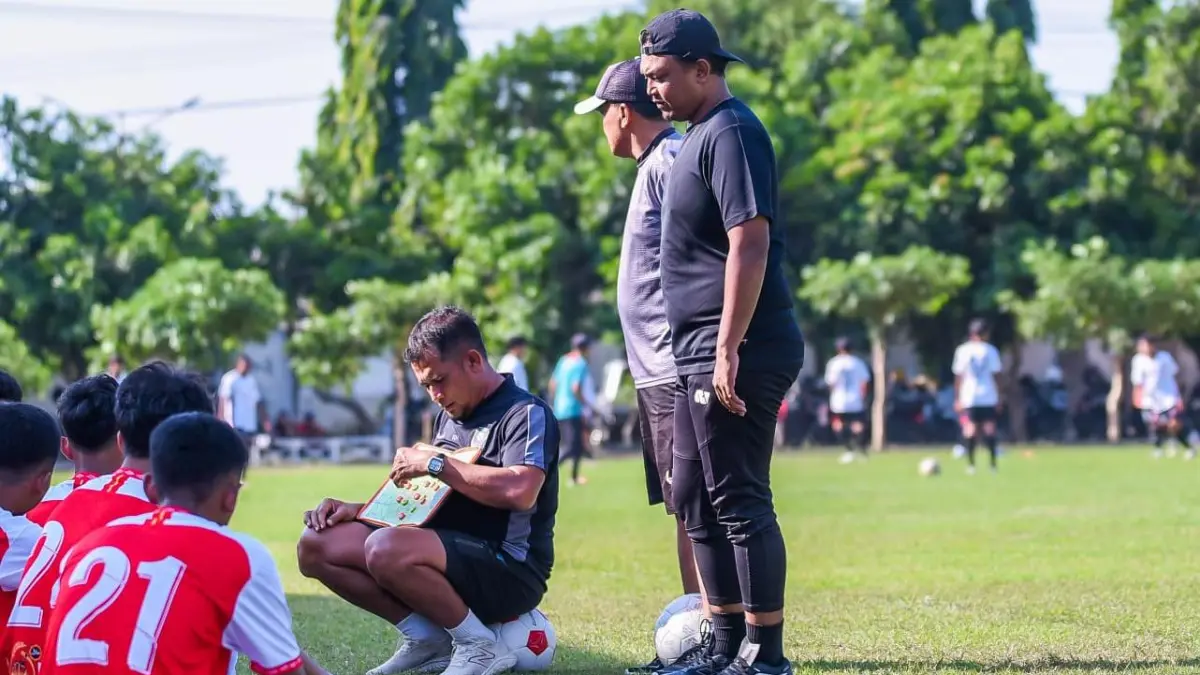 Rudi Hariyono (duduk) bakal melatih Inter Kediri U17.