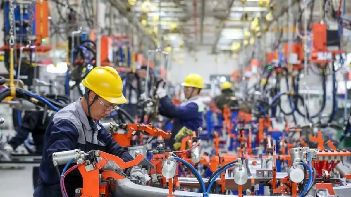 Suasana kesibukan para pekerja di jalur perakitan otomatis sebuah industri manufaktur. (Yuan Hongfu/Xinhua)