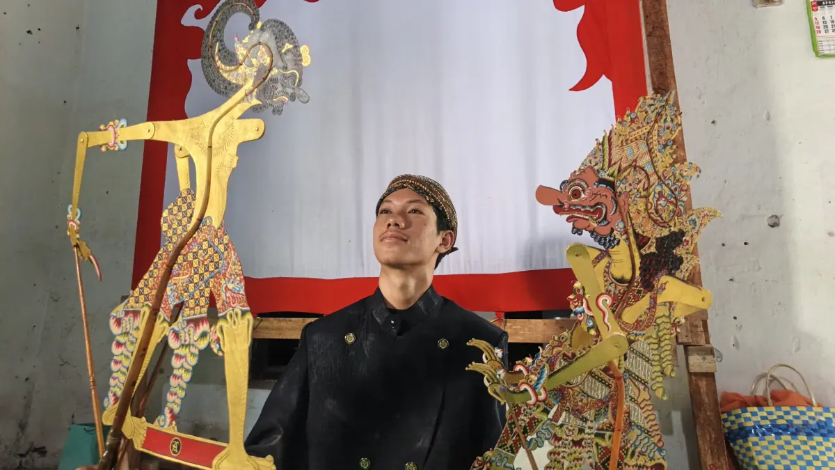 BERTALENTA: Arya Putra Asmara, menunjukkan kepiawaiannya melakukan sabetan wayang saat mendalang (Diana Yunita)