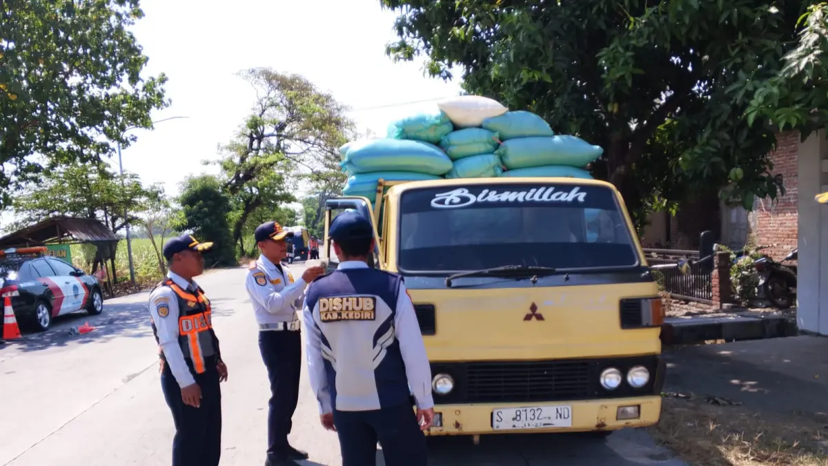 Dishub Kab Kediri, Sub Den Pom V/2.2 Kediri dan juga Satlantas Polres Kediri melakukan operasi gabungan terhadap penertiban angkutan jalan (Sumber Foto : Kabid Pengendalian dan Operasional, Surani)
