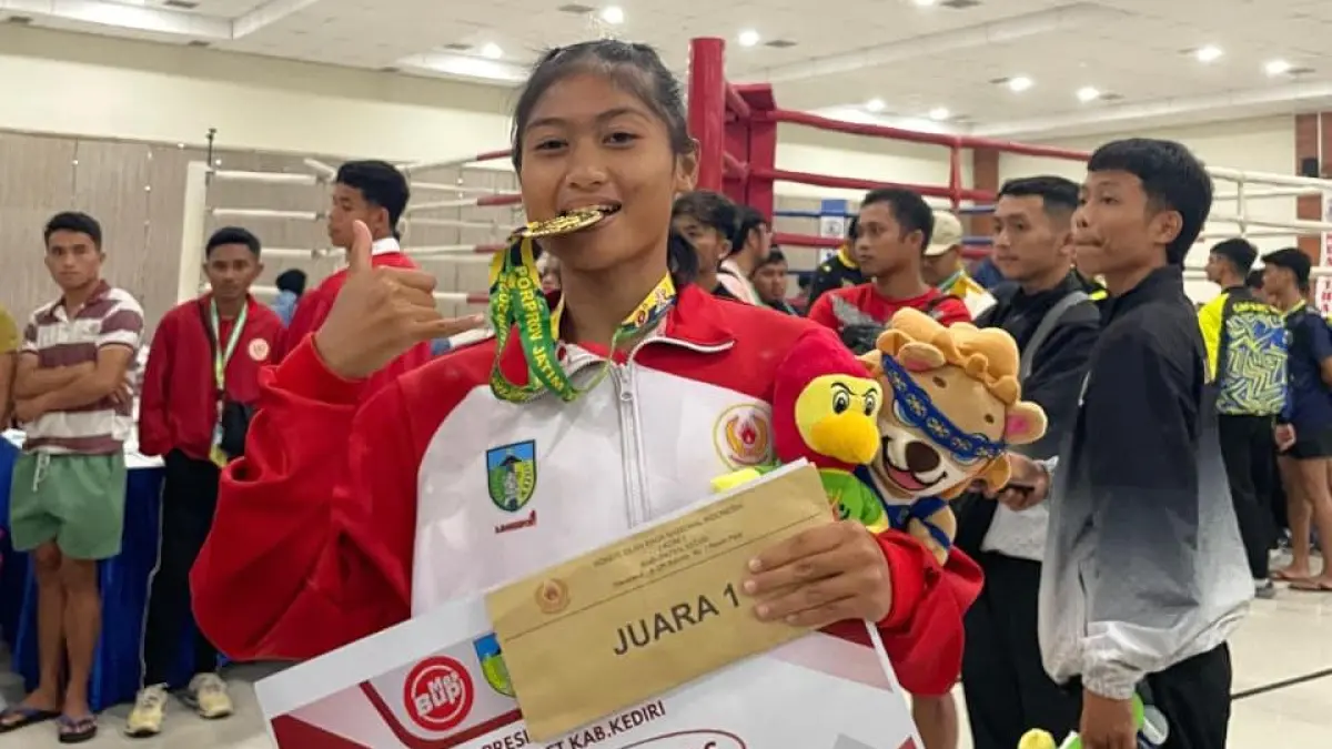 Dwi Nur Halimah saat menerima bonus.