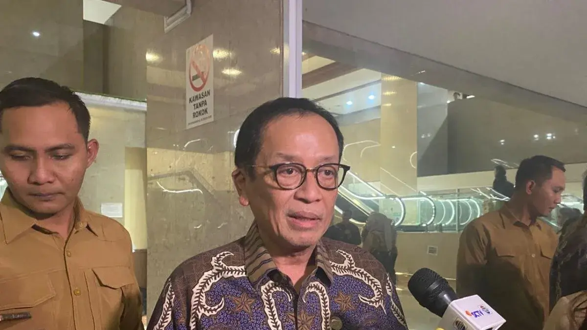 Kepala Eksekutif Pengawas Perbankan OJK, Dian Ediana Rae menjawab pertanyaan wartawan dalam wawancara cegat (doorstop) usai Rapat Dengar Pendapat Umum (RDPU) Panja RUU tentang PFII di Gedung DPR RI, Jakarta, Rabu malam (8/7/2026). (ANTARA/Rizka Khaerunnisa)
