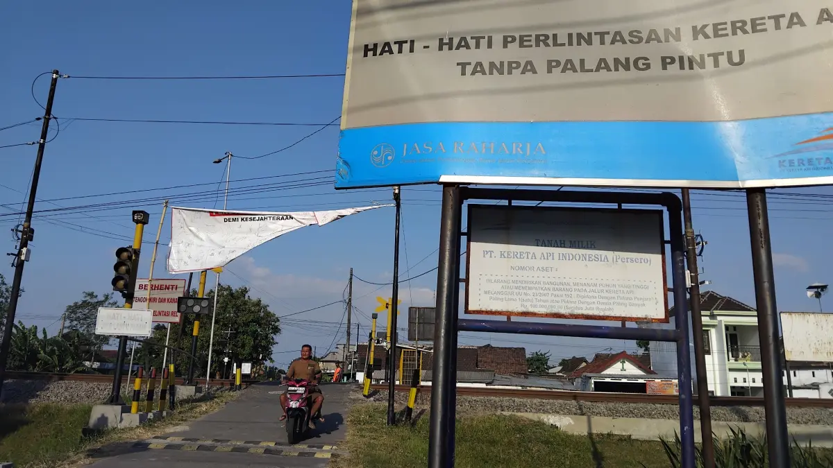 Pengendara melintas di jalur perlintasan kereta api Desa Janti (Diana Yunita)