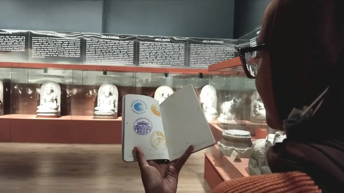 Pengunjung menunjukkan museum passport di Museum Sri Aji Jayabaya (Diana Yunita)
