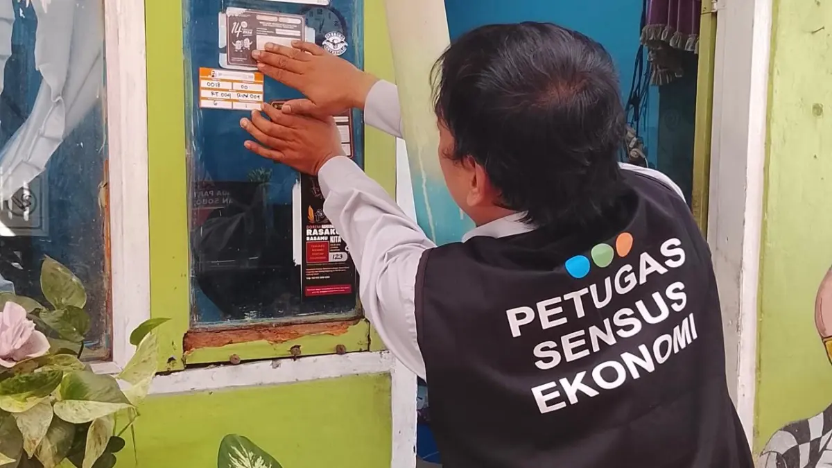 Petugas sensus ekonomi door-to-door, melakukan sensus ke berbagai rumah di wilayah kota kediri.