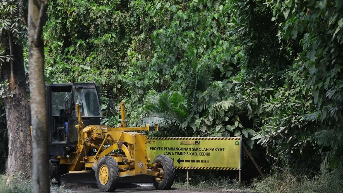 

SARANA PENUNJANG: Pekerja sedang mengebut pengerjaan akses jalan menuju Sekolah Rakyat di Kabupaten Kediri. (WAHYU ADJI)

&nbsp;