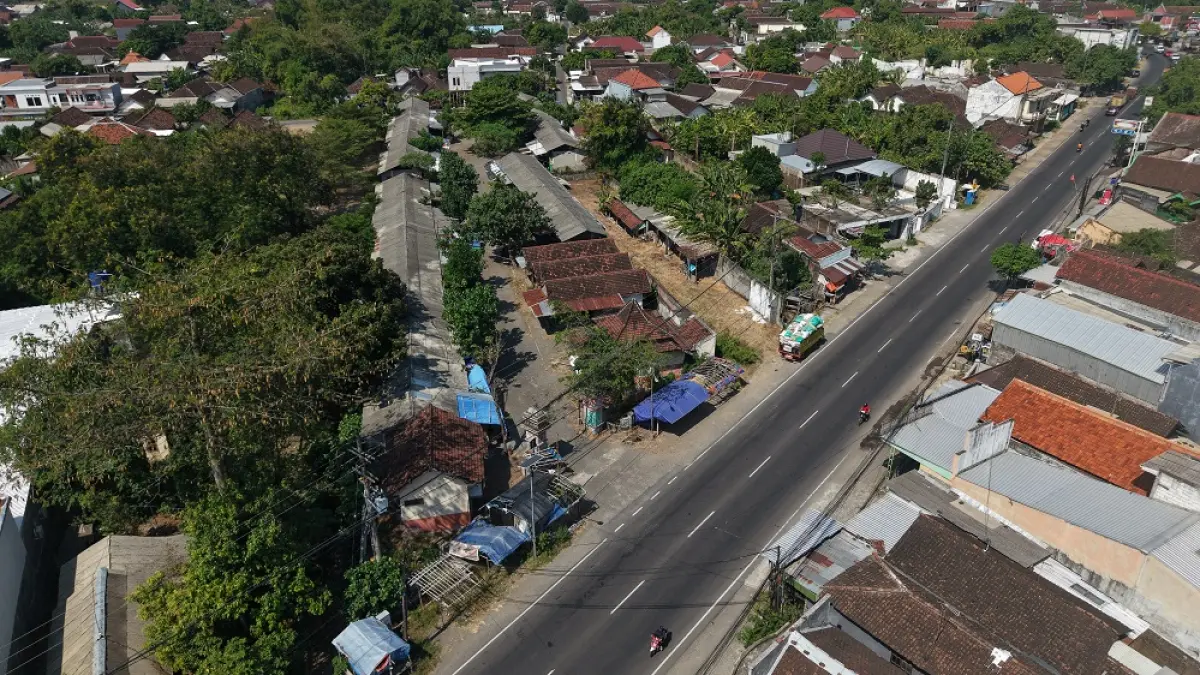 TERDAMPAK TOL: Area Pasar Buah Banyakan yang terdampak proyek Tol Kediri-Kertosono difoto dari udara. Para pedagang akan dipindah ke lokasi baru di sebelah utara pasar lama. (Foto: Wahyu Adji)
&nbsp;