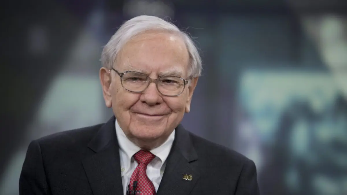 Warren Buffett, Chairman dan CEO Berkshire Hathaway, dikenal dengan filosofi value investing yang menekankan pada kesabaran dan fundamental perusahaan.
