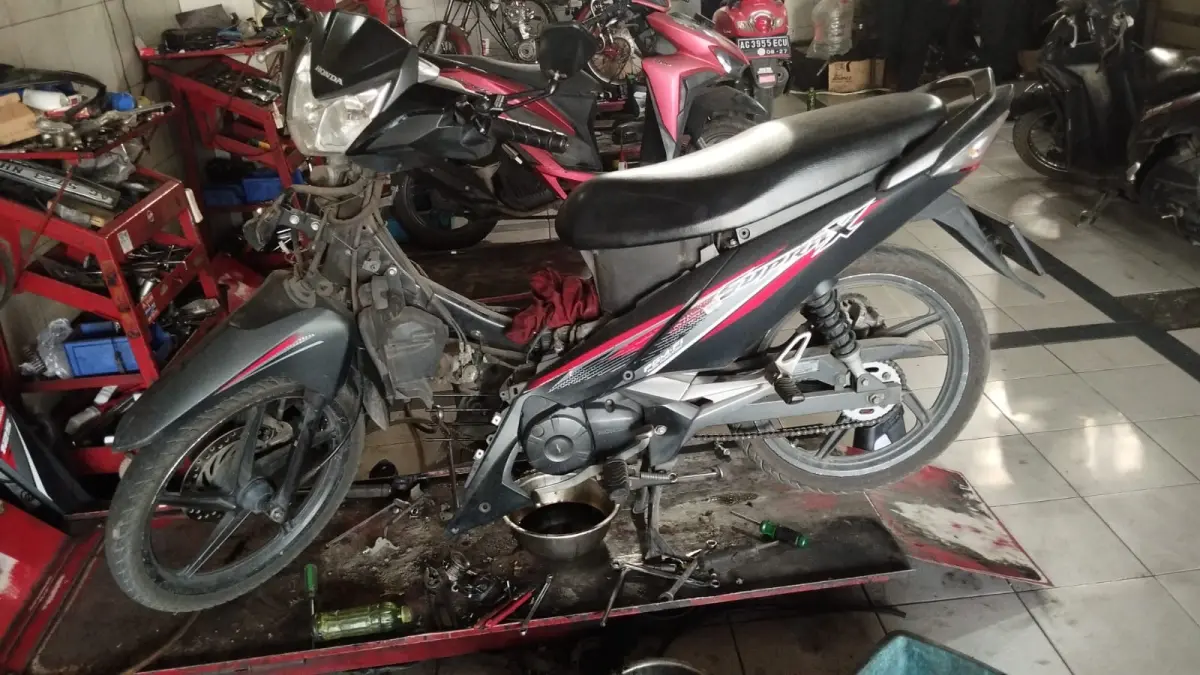 Ilustrasi motor sedang diperbaiki (Foto Asad MS)