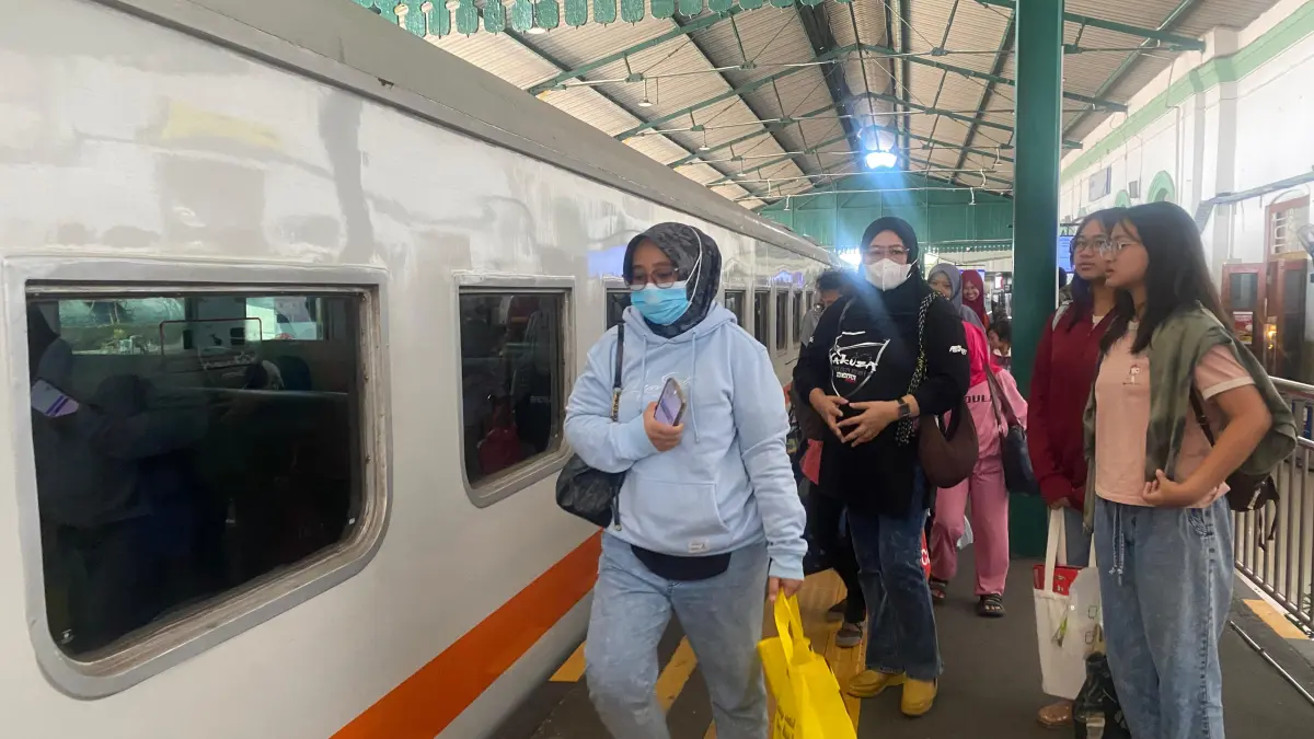 PADAT : Ribuan penumpang naik dan turun kereta api di Stasiun Kediri. (Hilda Nurmala/JPRK)