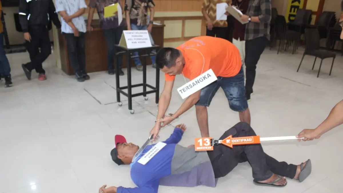 Reka adegan pembunuhan warga Gurah. (Foto Polres Kediri)