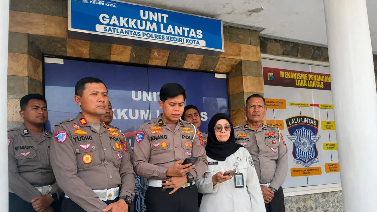Satlantas Polres Kediri Kota saat memberikan keterangan. (Satlantas Polres Kediri Kota for JPRK)