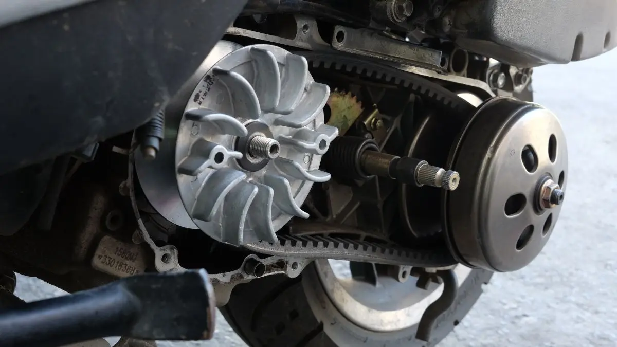 Ilustrasi variator yang bekerja bersama roller dan v-belt (Sumber Foto : momotor.id)