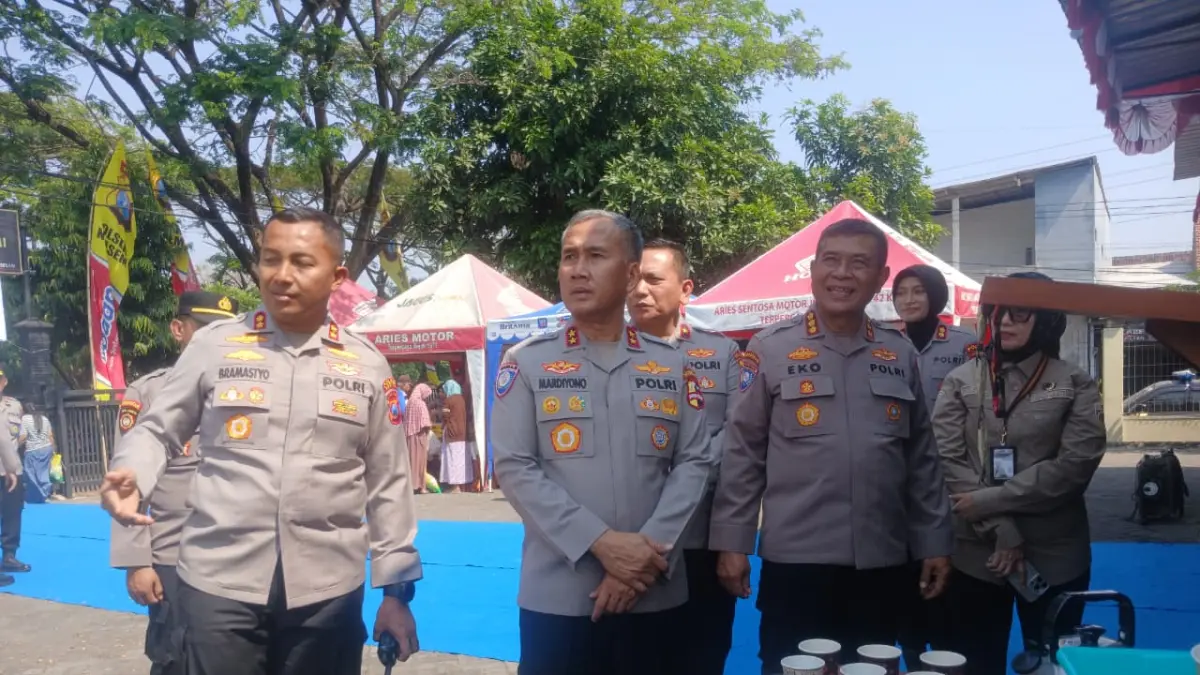 Kepala Korps Pembinaan Masyarakat (Kakorbinmas) Baharkam Polri, Irjen Pol. Mardiono, meninjau pelaksanaan Gerakan Pangan Murah yang digelar Polres Kediri di Mapolsek Ngasem, Senin (13/7). (Imam Fathoni/JPRK)
